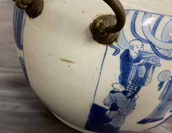 Un bol en porcelaine de Chine en bleu et blanc aux anses en bronze, Kangxi