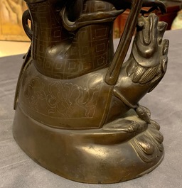 Une figure de Guanyin sur un dragon en bronze incrust&eacute; d'argent, marque de Shisou, 18/19&egrave;me