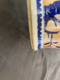 Un vase couvert en porcelaine de Chine en bleu et blanc surd&eacute;cor&eacute;, 19&egrave;me