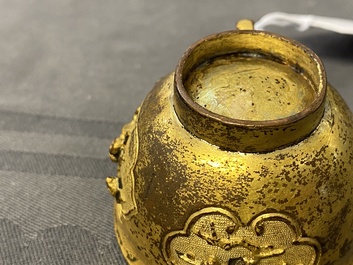 Une tasse en bronze dor&eacute;, Chine, Ming