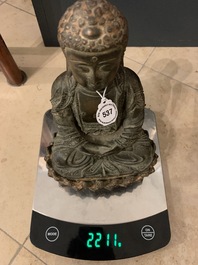 Une figure de Bouddha sur tr&ocirc;ne de lotus en bronze, Chine, Ming