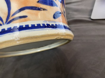 Un vase couvert en porcelaine de Chine en bleu et blanc surd&eacute;cor&eacute;, 19&egrave;me