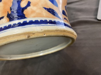 Un vase couvert en porcelaine de Chine en bleu et blanc surd&eacute;cor&eacute;, 19&egrave;me