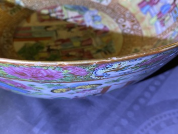 Une paire de vases et un bol en porcelaine de Chine famille rose de Canton, 19&egrave;me