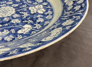 Een paar Chinese blauw-witte schotels met floraal decor, Kangxi