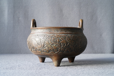 Een Chinese bronzen wierookbrander met feniksen en pioenen, Xuande merk, 18e eeuw