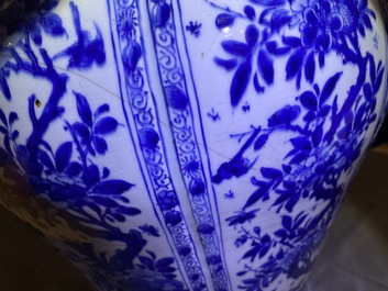 Un grand vase balustre en porcelaine de Chine en bleu et blanc au couvercle et socle en bois, Kangxi