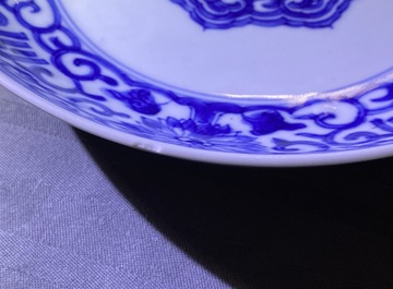 Une assiette en porcelaine de Chine en bleu et blanc, marque et &eacute;poque de Yongzheng