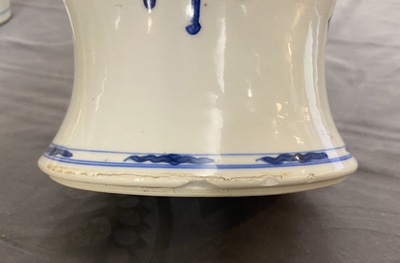 Een Chinese blauw-witte yenyen vaas met kostbaarheden en mythische dieren, Kangxi