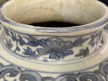 Een Chinese blauw-witte vaas met lotusslingers, Jiajing