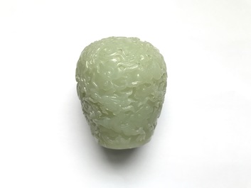 Een Chinees celadon jade topfragment van een stoepa, 19/20e eeuw