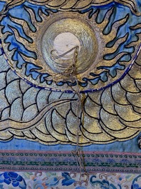 Een Chinees met gouddraad geborduurd zijden wandkleed met een draak, 19e eeuw