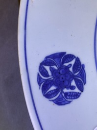 Een Chinese blauw-witte schotel met kraanvogels, Jiajing merk en periode