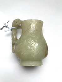 Een Chinese jade kan met chilong-handgreep in celadon jade, Qing