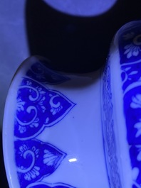 Een paar Chinese blauw-witte rouleau vazen met floraal decor, Kangxi