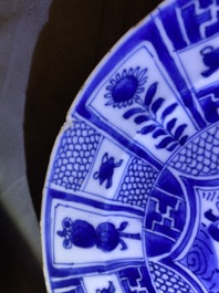 Huit assiettes en porcelaine de Chine en bleu et blanc de style Wanli, Kangxi