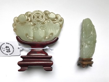 Twee Chinese snijwerken in lichte celadon jade, Qing