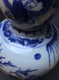 Een Chinese blauw-witte kalebasvaas met figuratief decor, Transitie periode