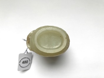 Een Chinese jade kan met chilong-handgreep in celadon jade, Qing