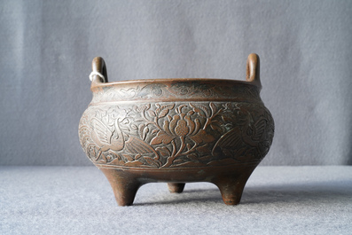 Een Chinese bronzen wierookbrander met feniksen en pioenen, Xuande merk, 18e eeuw