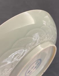 Une coupe en porcelaine de Chine c&eacute;ladon monochrome &agrave; d&eacute;cor incis&eacute;, marque et poss. &eacute;poque de Yongzheng