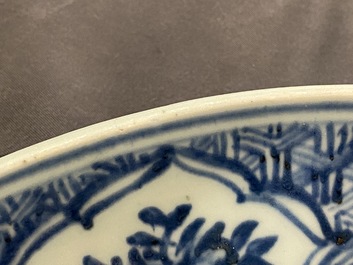 Deux plats en porcelaine de Chine en bleu et blanc &agrave; d&eacute;cor floral, Hongzhi