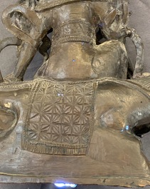 Une figure de Guanyin sur un kylin en bronze, Chine, Ming