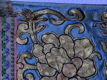 Een Chinees met gouddraad geborduurd zijden wandkleed met een draak, 19e eeuw