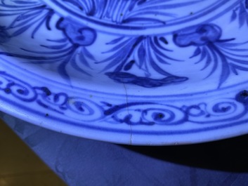 Deux plats en porcelaine de Chine en bleu et blanc &agrave; d&eacute;cor d'une carpe et de cerfs, Hongzhi