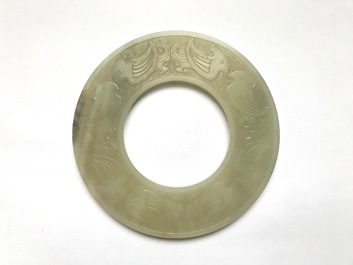 Een Chinese lichte celadon jade bi schijf, Ming of vroeger