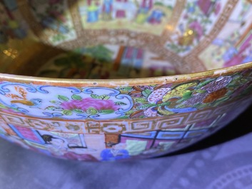 Une paire de vases et un bol en porcelaine de Chine famille rose de Canton, 19&egrave;me