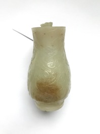 Une aigui&egrave;re &agrave; anse en forme de chilong en jade c&eacute;ladon et rouille, Qing