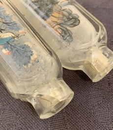 Zes Chinese binnenin beschilderde glazen snuifflessen, 19/20e eeuw