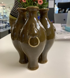 Un vase de forme quadrilobe en porcelaine &agrave; &eacute;mail brun, marque de Qianlong, 19/20&egrave;me