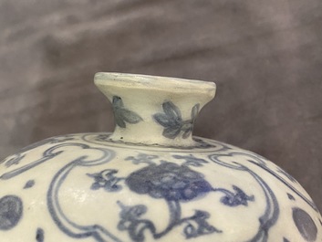 Trois vases en porcelaine de Chine bleu et blanc, Ming