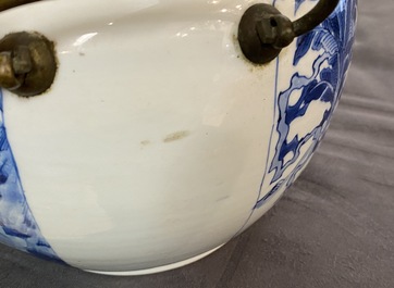 Un bol en porcelaine de Chine en bleu et blanc aux anses en bronze, Kangxi