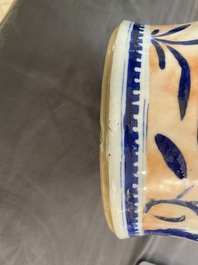 Un vase couvert en porcelaine de Chine en bleu et blanc surd&eacute;cor&eacute;, 19&egrave;me