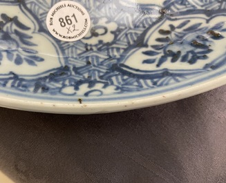Deux plats en porcelaine de Chine en bleu et blanc &agrave; d&eacute;cor floral, Hongzhi