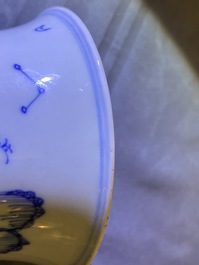 Un pot &agrave; pinceaux en porcelaine de Chine en bleu et blanc, Kangxi