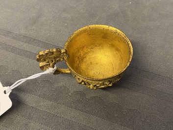 Une tasse en bronze dor&eacute;, Chine, Ming