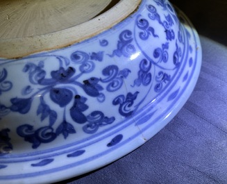 Twee Chinese blauw-witte schotels met een karper en met herten, Hongzhi