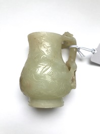 Een Chinese jade kan met chilong-handgreep in celadon jade, Qing