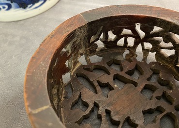 Een Chinese blauw-witte gemberpot met figuren in een landschap en een houten deksel, Transitie periode