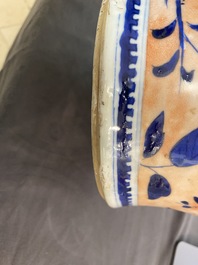 Un vase couvert en porcelaine de Chine en bleu et blanc surd&eacute;cor&eacute;, 19&egrave;me