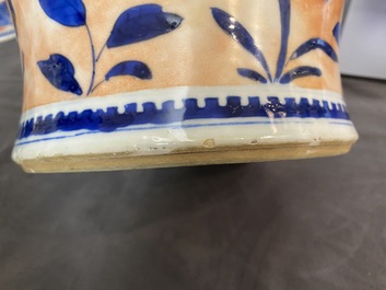 Un vase couvert en porcelaine de Chine en bleu et blanc surd&eacute;cor&eacute;, 19&egrave;me