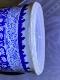 Een paar Chinese blauw-witte rouleau vazen met floraal decor, Kangxi