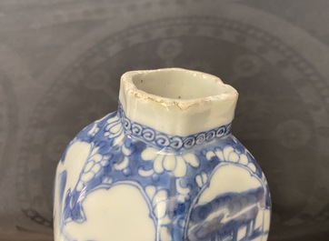 Cinq vases en porcelaine de Chine en bleu et blanc, Kangxi