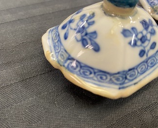 Cinq vases en porcelaine de Chine en bleu et blanc, Kangxi