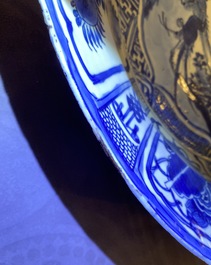 Un tr&egrave;s grand plat en porcelaine de Chine en bleu et blanc de type kraak, Wanli