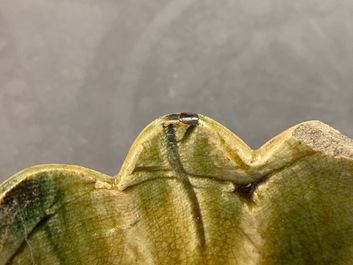 Een Chinese groen geglazuurde driepotige 'narcis' kom, wellicht Song